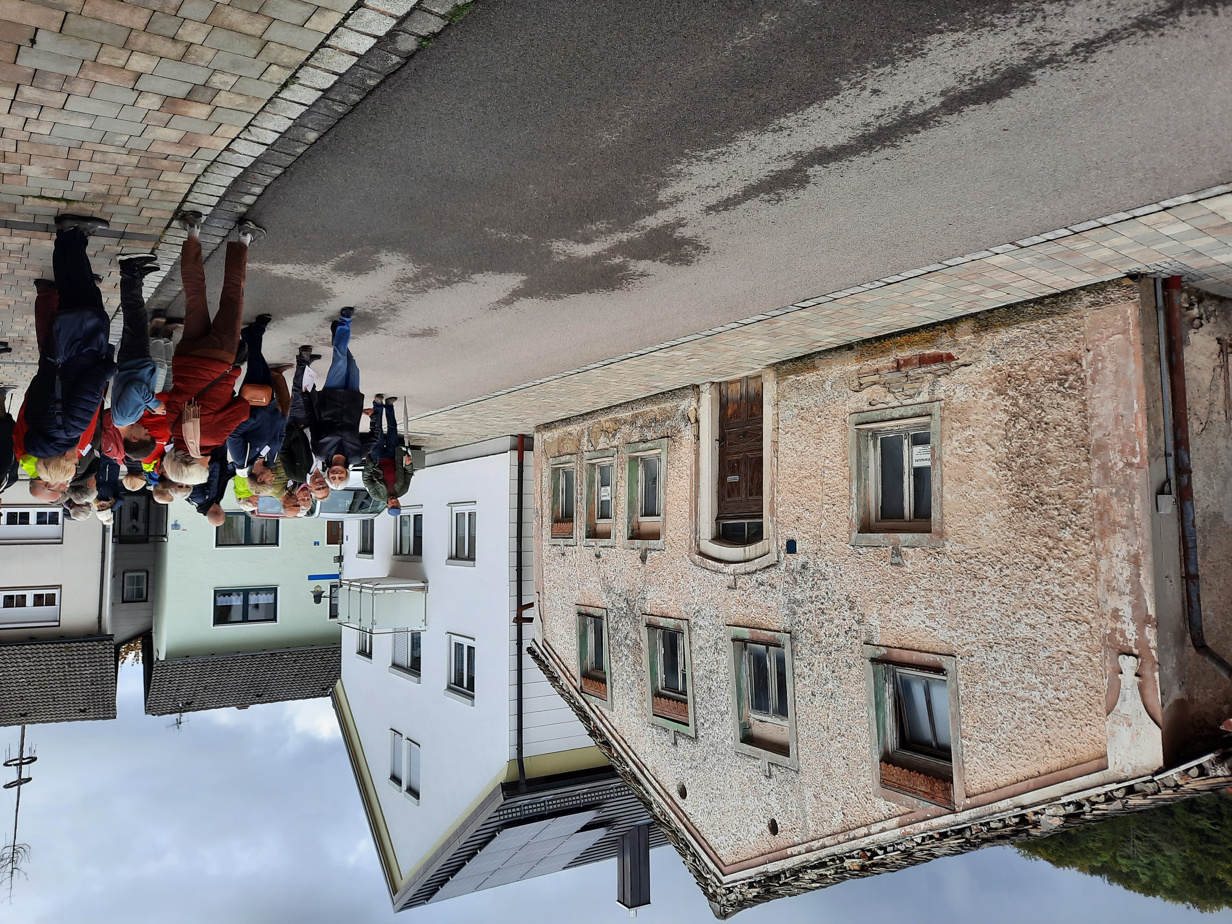 Mörnsheim Exkursionsteilnehmer stehen vor einem verfallenen Jurahaus in Mörnsheim