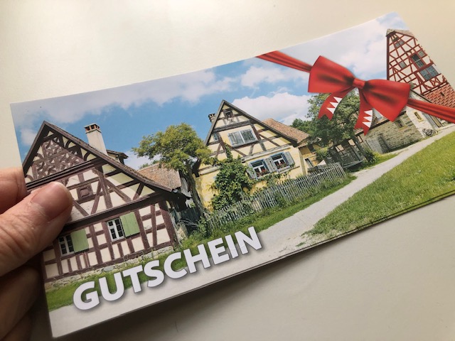Hand hält Schnuppergutschein